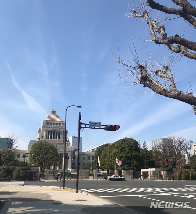 【도쿄=뉴시스】 조윤영 특파원 =일본 도쿄 중심지인 지요다(千代田)구 나가타초(永田町) 국회의사당 주변 지역의 5일 모습. 미세먼지를 느낄수 없는 파란 하늘과 맑은 공기가 봄의 정취를 더하는 모습이다. 이날 초미세먼지 농도는 17㎍/㎥였다. 2019.03.06.yuncho@newsis.com