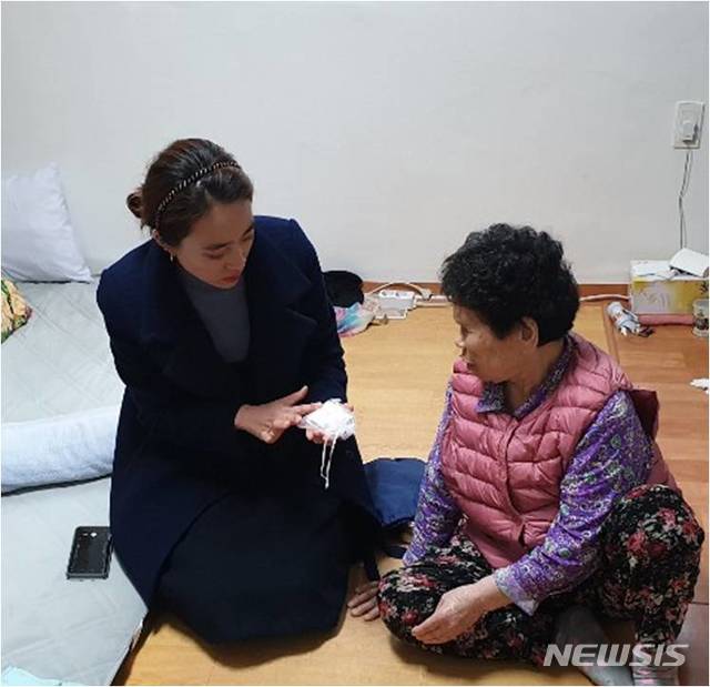 【서울=뉴시스】 노량진1동 복지플래너 가정 방문. 2019.03.06. (사진=동작구 제공)