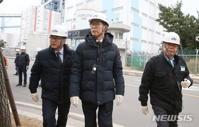 【홍성=뉴시스】양승조 충남지사 태안화력 방문 모습.