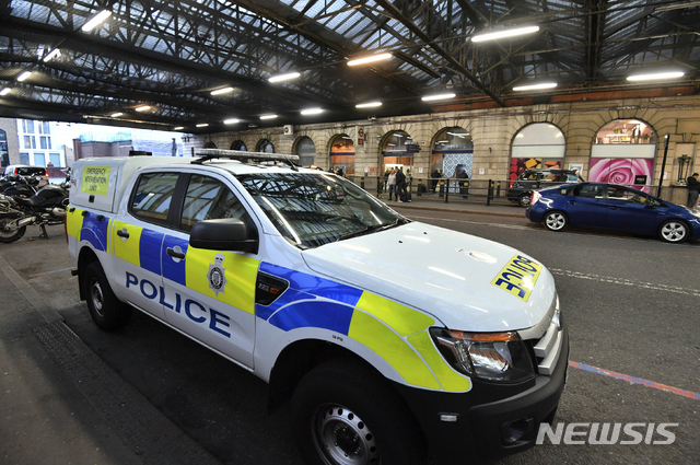 【런던=AP/뉴시스】5일(현지시간) 영국 런던 워털루역 앞에 경찰 차량이 보이고 있다. 이날 런던의 주요 교통시설인 히드로 국제공항, 런던시티 공항, 워털루역에서 폭발 장치가 발견돼 경찰이 수사에 나섰다. 2019.03.06