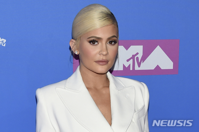 【뉴욕=AP/뉴시스】화장품회사 설립자 카일리 제너(21)가 세계 최연소 억만장자에 올랐다. 사진은 제너가 지난해 8월20일 미국 뉴욕 MTV 뮤직 어워드 행사에 참석한 모습이다. 2019.03.06