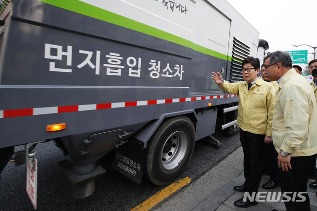 【서울=뉴시스】박미소 수습기자 = 조명래(왼쪽) 환경부 장관이 6일 오전 서울 성동구 성동구청 앞에서 비상저감조치시 도로재비산먼지 제거를 위한 청소차량 운행현장을 살펴보고 있다. 2019.03.06.&nbsp; misocamera@newsis.com