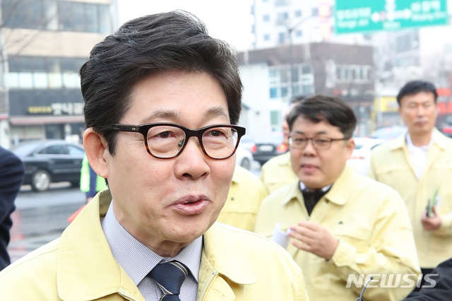 【서울=뉴시스】박미소 수습기자 = 조명래 환경부 장관이 6일 오전 서울 성동구 성동구청 앞에서 비상저감조치시 도로재비산먼지 제거를 위한 청소차량 운행현장을 살펴본 후 취재진의 질문에 답하고 있다. 2019.03.06. misocamera@newsis.com