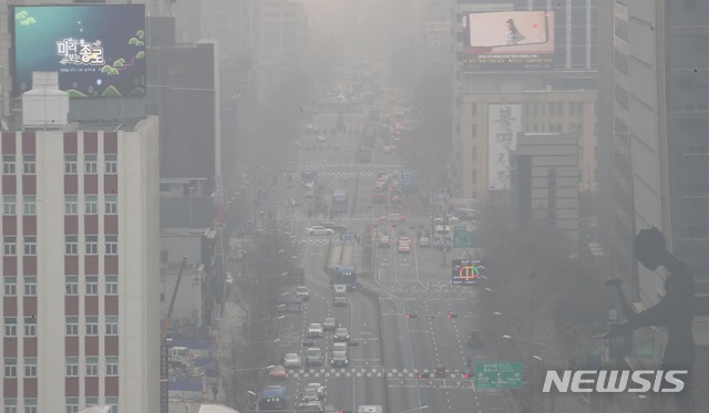 【서울=뉴시스】 고농도 미세먼지 비상저감조치가 발령된 지난 6일 오전 뿌형게 보이는 서울 종로구 일대. 2019.03.07. (사진= 뉴시스 DB)