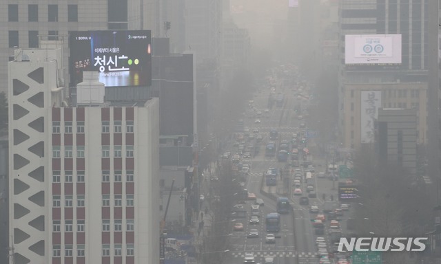 【서울=뉴시스】 고범준 기자 = 수도권에 초미세먼지경보가 내려지는 등 6일째 미세먼지 비상저감조치가 발령된 6일 오전 서울 종로구 일대가 뿌옇게 보이고 있다. 2019.03.06.&nbsp; bjko@newsis.com