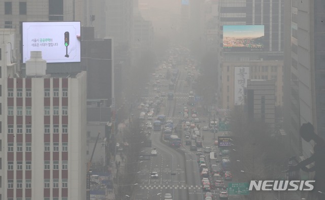 【서울=뉴시스】 고범준 기자 = 수도권에 초미세먼지경보가 내려지는 등 6일째 미세먼지 비상저감조치가 발령된 6일 오전 서울 종로구 일대가 뿌옇게 보이고 있다. 2019.03.06. bjko@newsis.com