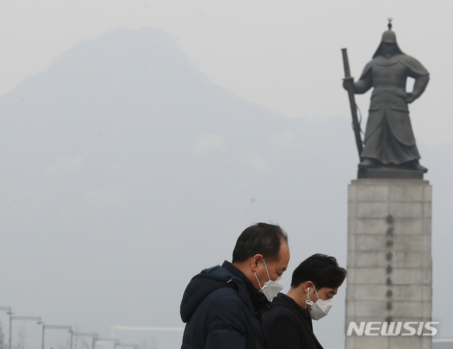 【서울=뉴시스】박주성 기자 = 수도권에 사상 처음으로 엿새째 미세먼지 비상저감조치가 발령된 가운데 6일 오전 서울 광화문사거리에 시민들이 마스크를 쓰고 출근을 하고 있다. 2019.03.06. park7691@newsis.com