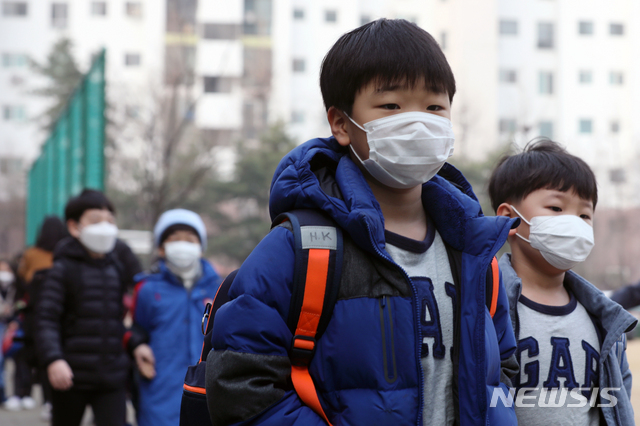 【서울=뉴시스】김병문 수습기자 = 미세먼지 비상저검조치가 엿새째 이어지고 있는 6일 오전 서울 영등포구 여의도초등학교에서 마스크를 착용한 학생들이 등교하고 있다. 2019.03.06.  dadazon@newsis.com