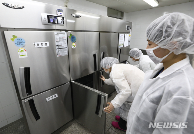 【서울=뉴시스】최진석 기자 = 6일 오전 서울 서초구 언남초등학교 급식실에서 서초구청 위생과, 강남서초교육지원청, 소비자 식품위생감시원으로 이루어진 합동점검반이 학교 급식시설 위생 점검을 하고 있다. 2019.03.06. myjs@newsis.com