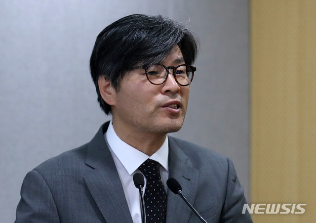 【서울=뉴시스】이영환 기자 = 신용승 서울특별시 보건환경연구원 원장이 6일 오전 서울 서울시청 브리핑룸에서 초미세먼지(PM2.5) 고농도 원인 평가 관련 브리핑을 하고 있다. 2019.03.06.&nbsp; 20hwan@newsis.com 
