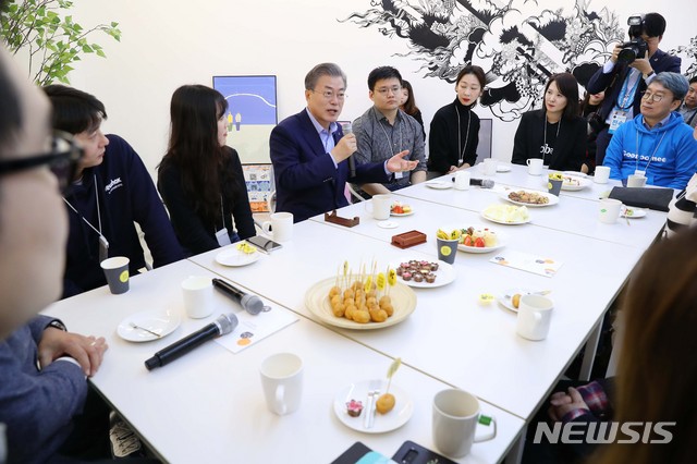 【서울=뉴시스】전신 기자 = 문재인 대통령이 6일 서울 강남구 디캠프에서 열린 제2벤처 붐 확산 전략 보고회에 앞서 입주기업 대표 및 종사자들과 환담하고 있다. 2019.03.06. photo1006@newsis.com