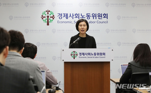【서울=뉴시스】김진아 기자 = 경제사회노동위원회 산하 사회안전망개선위원회 장지연 위원장이 6일 오전 서울 종로구 경제사회노동위원회에서 저소득층 구직자의 생계 보장과 취업 지원을 위한 '한국형 실업부조 제도'의 운영 원칙과 관련한 노·사·정 합의안 브리핑하고 있다. 2019.03.06.&nbsp; bluesoda@newsis.com
