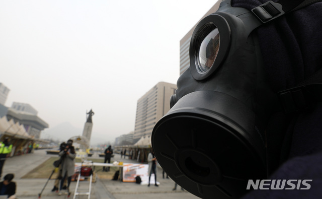 【서울=뉴시스】이영환 기자 = 6일 오전 서울 종로구 광화문 광장에서 녹색연합 관계자들이 석탄발전 중지를 촉구하며 퍼포먼스를 하고 있다. 녹색연합은 가장 효과적인 미세먼지 대책은 석탄발전을 멈추는 일이라고 주장했다. 2019.03.06.&nbsp; 20hwan@newsis.com