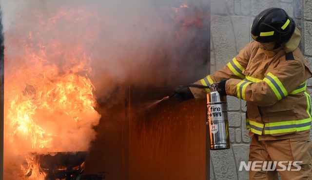 [대전=뉴시스] 함형서 기자 = 대전시소방본부 관계자들이 2019년 3월 6일 오전 대전 서구 복수동 119시민체험센터에서 열린 음식점과 주방에서 음식물 조리 중 발생하는 식용유 화재와 관련해 K급 주방용 화재용 소화기 시연회가 열려 K급 소화기로 초기 진화를 하고 있다. 2019.03.06.foodwork23@newsis.com