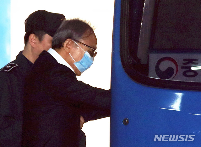 【서울=뉴시스】이윤청 수습기자 = 다스 자금 횡령과 삼성 등에서 뇌물을 받은 혐의로 구속기소됐던 이명박 전 대통령이 6일 서울 서초구 서울고등법원에서 열린 항소심 속행 공판에서 보석 허가를 받고 동부구치소로 향하는 호송차에 오르고 있다. 2019.03.06. radiohead@newsis.com