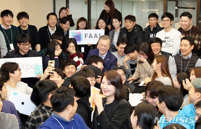 【서울=뉴시스】전신 기자 = 문재인 대통령이 6일 서울 강남구 디캠프에서 열린 제2벤처 붐 확산 전략 보고회에 앞서 입주기업 대표 및 종사자들과 기념촬영하고 있다. 2019.03.06. photo1006@newsis.com