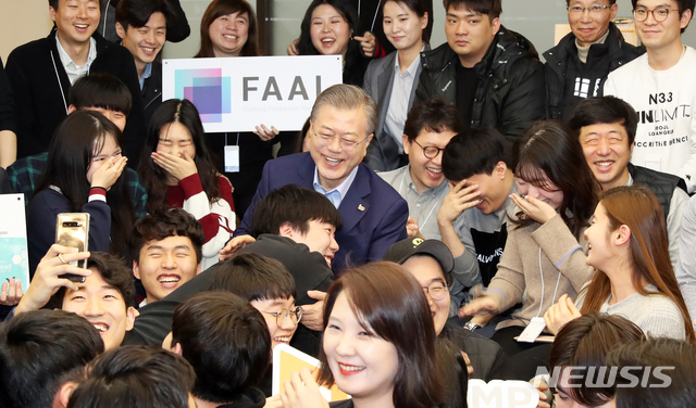 【서울=뉴시스】전신 기자 = 문재인 대통령이 6일 서울 강남구 디캠프에서 열린 제2벤처 붐 확산 전략 보고회에 앞서 입주기업 대표 및 종사자들과 기념촬영하고 있다. 2019.03.06. photo1006@newsis.com