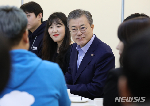【서울=뉴시스】전신 기자 = 문재인 대통령이 6일 서울 강남구 디캠프에서 열린 제2벤처 붐 확산 전략 보고회에 앞서 입주기업 대표 및 종사자들과 환담하고 있다. 2019.03.06.&nbsp; photo1006@newsis.com