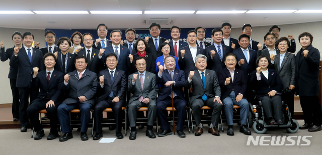 【제주=뉴시스】우장호 기자 = 6일 오후 제주시 이도2동 제주경제통상진흥원에서 이해찬 더불어민주당 대표 등 당 지도부가 최고위원회의에 앞서 기념촬영을 하고 있다. 2019.03.06. woo1223@newsis.com