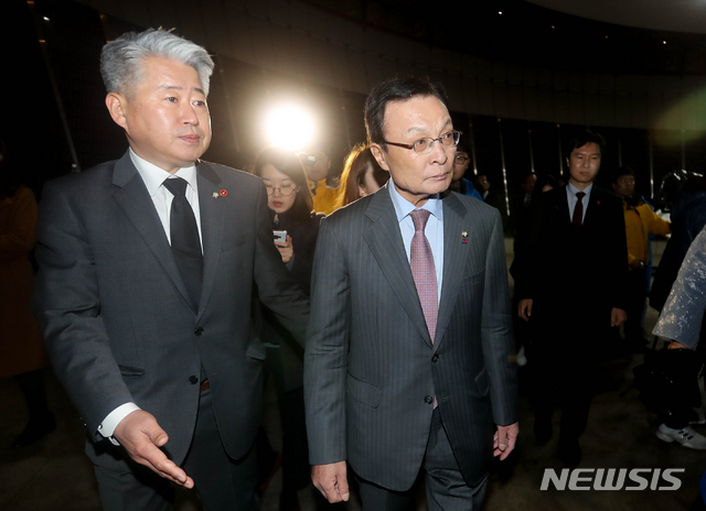 [제주=뉴시스] 2019년 3월 이해찬 더불어민주당 대표가 제주시 봉개동 4·3평화공원 위패봉안소를 방문해 오영훈(제주시을) 도당위원장의 안내를 받으며 내부를 둘러보고 있다. (사진=뉴시스DB)