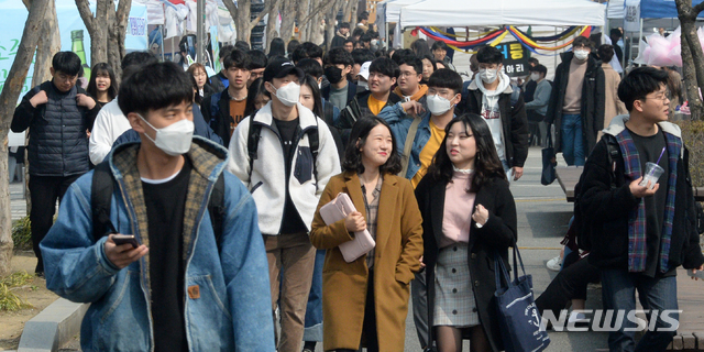 [전주=뉴시스] 김얼 기자=지난 2019년 3월6일 전북 전주시 전북대학교 교정이 개강을 맞아 신입생 동아리 모집을 하며 학생들로 북적이고 있다. 2023.01.17. photo@newsis.com