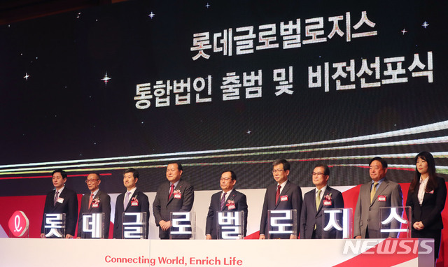 【서울=뉴시스】박주성 기자 = 황각규 롯데지주 부회장과 박찬복 롯데글로벌로지스 대표이사를 비롯한 내빈들이 6일 오전 서울 중구 롯데호텔에서 열린 롯데글로벌로지스 통합법인 출범 및 비전선포식에서 세리머니를 하고 있다. 롯데글로벌로지스는 기존 롯데글로벌로지스와 롯데로지스틱스의 합병을 통해 새롭게 출범한 새 사명이다. 양사의 택배, 3자물류, SCM, 2PL, 항만하역 등 사업을 이어 그룹 유일의 물류사로 탄생했다. 양사는 이달 1일을 기점으로 합병을 완료했다. 2019.03.06. park7691@newsis.com