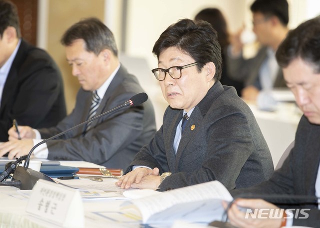 【서울=뉴시스】조명래 환경부 장관이 6일 오후 서울 중구 프레스센터에서 열린 언론사 논·해설위원 정책간담회에 참석해 인사말을 하고 있다. 2019.03.06. (사진=환경부 제공)&nbsp; photo@newsis.com