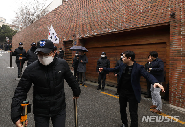 【서울=뉴시스】이윤청 수습기자 = 다스 자금 횡령과 삼성 등에서 뇌물을 받은 혐의로 재판에 넘겨진 이명박 전 대통령이 6일 항소심 속행 공판에서 조건부 보석 허가를 받은 가운데 서울 강남구 논현동 이 전 대통령 사저에 질서유지선이 설치되고 있다. 2019.03.06. radiohead@newsis.com