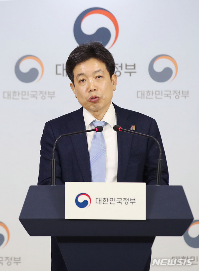 【서울=뉴시스】김진아 기자 = 장석영 과학기술정보통신부 정보통신정책실장이 6일 서울 종로구 정부서울청사에서 ICT 규제 샌드박스 사업 검토·지정을 위한 2차 신기술·서비스 심의위원회 개최 결과를 발표하고 있다.심의위원회에서는 이동형 가상현실(VR) 체험서비스 트럭, 모바일 기반 폐차 견적 비교서비스, 스마트 전기자동차 충전콘센트, 개인 인명구조용 해상조난신호기 등 4건에 실증특례 및 임시허가를 부여하기로 했다. 2019.03.06. bluesoda@newsis.com