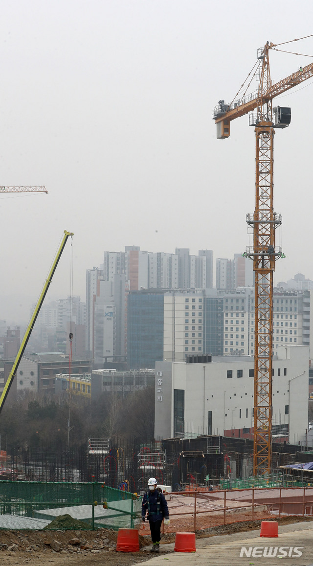 【서울=뉴시스】박주성 기자 = 수도권에 사상 처음으로 엿새째 미세먼지 비상저감조치가 발령된 가운데 6일 오후 마포구 소재 건설현장에 옥외노동자들이 마스크를 착용하고 일을 하고 있다. 2019.03.06. park7691@newsis.com