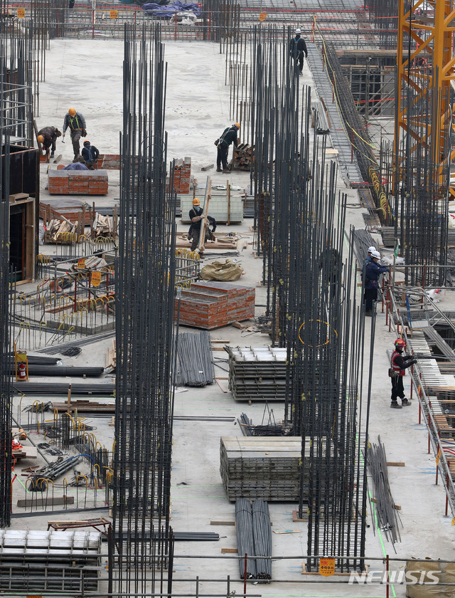 【서울=뉴시스】박주성 기자 = 수도권에 사상 처음으로 엿새째 미세먼지 비상저감조치가 발령된 가운데 6일 오후 마포구 소재 건설현장에 옥외노동자들이 마스크를 착용하고 일을 하고 있다. 2019.03.06. park7691@newsis.com