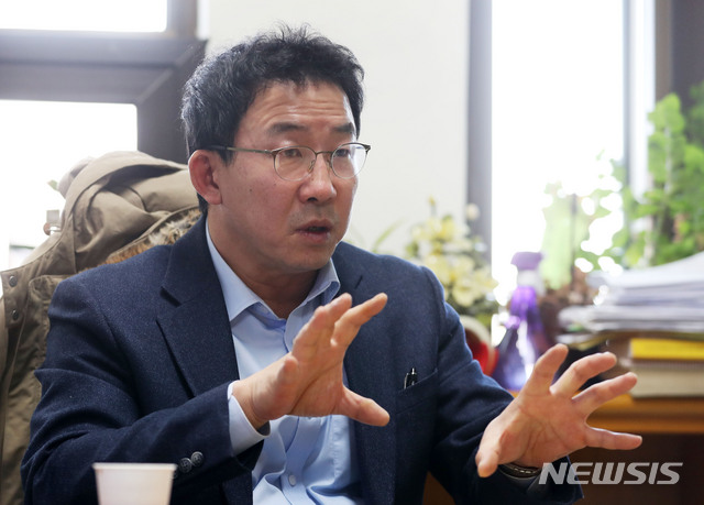 【서울=뉴시스】홍효식 기자 = 안동현 서울대 경제학부 교수가 지난 2월 8일 오전 서울 관악구 서울대 사회과학대학 연구실에서 뉴시스와 인터뷰를 하고 있다. 2019.03.07 yesphoto@newsis.com