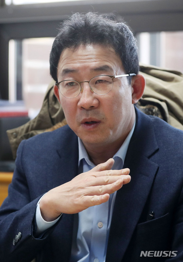 【서울=뉴시스】홍효식 기자 = 안동현 서울대 경제학부 교수가 지난 2월 8일 오전 서울 관악구 서울대 사회과학대학 연구실에서 뉴시스와 인터뷰를 하고 있다. 2019.03.07 yesphoto@newsis.com