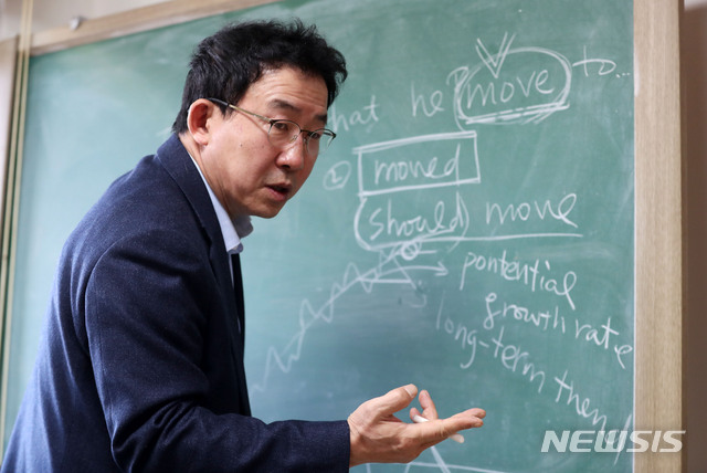 【서울=뉴시스】홍효식 기자 = 안동현 서울대 경제학부 교수가 지난 2월 8일 오전 서울 관악구 서울대 사회과학대학 연구실에서 뉴시스와 인터뷰를 하고 있다. 2019.03.07&nbsp;&nbsp; yesphoto@newsis.com