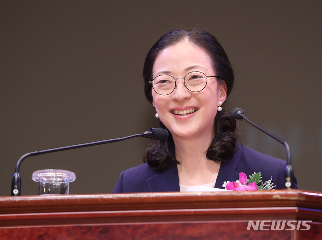 【서울=뉴시스】조수정 기자 = 6일 오후 서울 광진구 능동 유니버설아트센터에서 열린 세계평화여성연합 문연아 세계회장 이임, 문훈숙 세계회장 겸 한국회장 취임식에서 문훈숙 신임 회장이 취임사 하고 있다. 2019.03.06. chocrystal@newsis.com