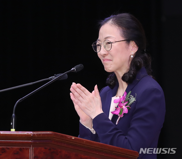 【서울=뉴시스】조수정 기자 = 6일 오후 서울 광진구 능동 유니버설아트센터에서 열린 세계평화여성연합 문연아 세계회장 이임, 문훈숙 세계회장 겸 한국회장 취임식에서 문훈숙 신임 회장이 취임사 하고 있다. 2019.03.06. chocrystal@newsis.com
