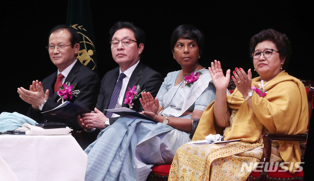 【서울=뉴시스】조수정 기자 = 6일 오후 서울 광진구 능동 유니버설아트센터에서 열린 세계평화여성연합 문연아 세계회장 이임, 문훈숙 세계회장 겸 한국회장 취임식에서 정두언(왼쪽 두번째) 전 의원이 참석, 박수치고 있다. 2019.03.06. chocrystal@newsis.com