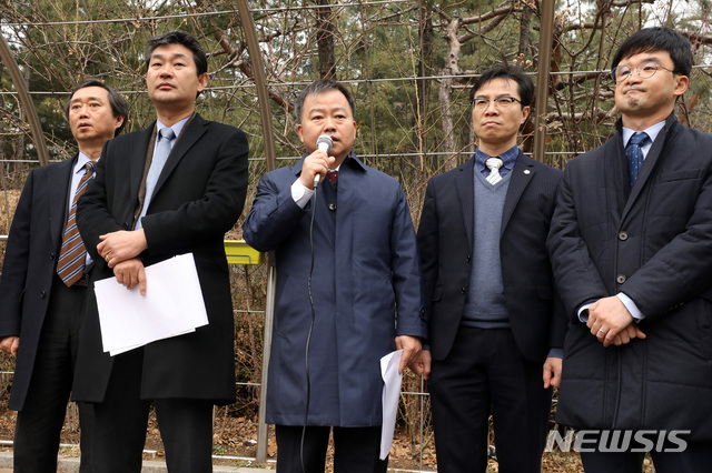 【서울=뉴시스】이윤청 수습기자 = '자유를 수호하는 변호사들' 회원들이 6일 서울 서초구 서울지방법원 정문 앞에서 '김경수 항소심재판 불공정성 우려 기자회견'을 열고 발언하고 있다. 2019.03.06.&nbsp; radiohead@newsis.com