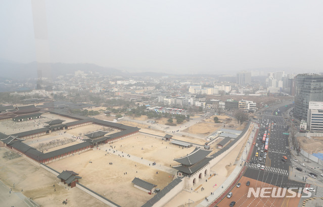 【서울=뉴시스】김진아 기자 = 전국에 고농도 미세먼지가 기승을 부린 6일 서울 도심이 뿌옇게 흐려져 있다. 2019.03.06.  bluesoda@newsis.com