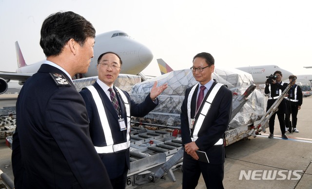 【인천=뉴시스】배훈식 기자 = 홍남기 경제부총리 겸 기획재정부 장관이 6일 오후 인천 중구 영종도 인천공항 화물터미널을 방문해 수출 현장을 둘러보고 있다. 2019.03.06 photo@newsis.com
