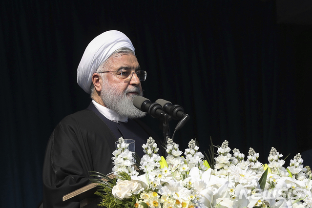 【라히잔( 이란) = AP/뉴시스】 하산 로하니 이란 대통령이 지난 3월 6일 지방도시에서 연설하면서 미국이 부당한 제재 재개를 통해서이란 정부를 전복시키려고 한다며 "어떤 타협도 있을 수 없다"는 강경한 발언을 하고 있다.&nbsp; 