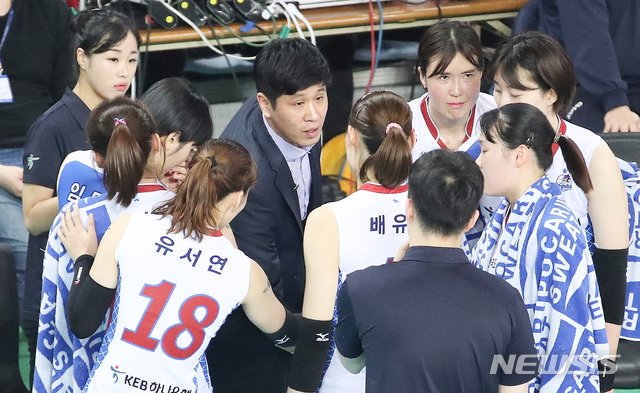 【인천=뉴시스】김선웅 기자 = 6일 오후 인천 계양체육관에서 열린 2018-2019 여자배구 정규시즌 인천 흥국생명 핑크스파이더스와 김천 한국도로공사 하이패스 배구단의 경기, 하이패스 배구단 김종민 감독이 선수들과 작전타임을 갖고 있다. 2019.03.06.&nbsp;&nbsp; mangusta@newsis.com