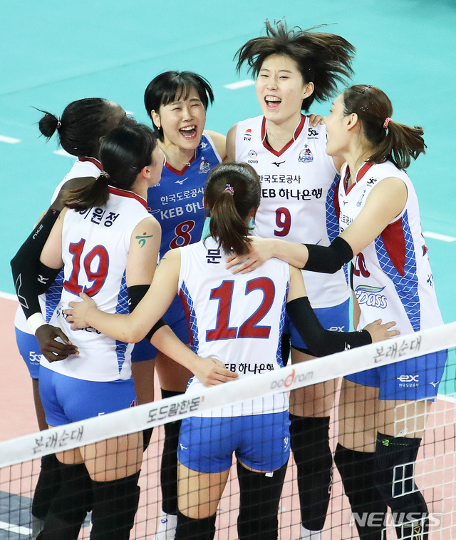 【인천=뉴시스】김선웅 기자 = 6일 오후 인천 계양체육관에서 열린 2018-2019 여자배구 정규시즌 인천 흥국생명 핑크스파이더스와 김천 한국도로공사 하이패스 배구단의 경기, 득점에 성공한 도로공사 선수들이 기뻐하고 있다. 2019.03.06. mangusta@newsis.com