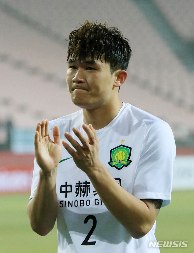 【전주=뉴시스】 김얼 기자= 2019 AFC 챔피언스리그 전북 현대와 베이징 궈안의 경기가 실시된 6일 전북 전주시 전주월드컵경기장에서 전북 현대에서 베이징 궈안으로 이적한 김민재 선수가 눈물을 흘리며 팬들에게 인사를 하고 있다. 2019.03.06.pmkeul@newsis.com