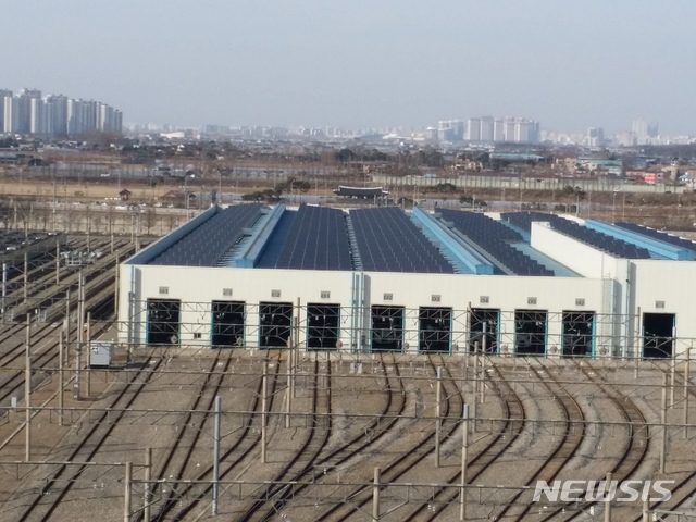 태양광 시설이 설치된 차량기지.(사진= 인천교통공사 제공)