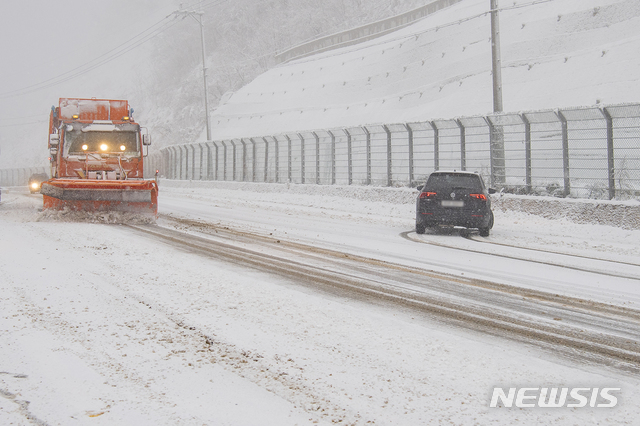 【고성(강원)=뉴시스】김경목 기자 = 7일 오전 도로당국 제설차량이 강원 고성군 진부령 고갯길에서 제설을 하고 있고 한쪽에는 눈길에 미끄러진 승용차가 멈춰 있다. 강원지방기상청에 따르면 강원도 중·남·북부 산간과 평창 평지, 태백에 대설주의보가 발효 중인 가운데오전 7시 적설량은 고성 미시령 21.0㎝, 고성 진부령 20.7㎝ 등이다. 2019.03.07. (사진=고성군청 제공) photo@newsis.com