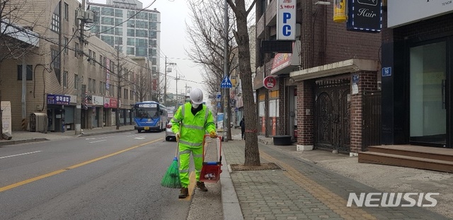 【서울=뉴시스】 거리청소를 하고있는 양천구 환경공무관 박철씨. 2019.03.07. (사진= 양천구 제공)