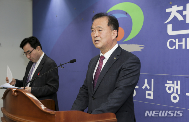 【천안=뉴시스】이종익 기자 = 충남 천안시 김기석 농업환경국장이 7일 오전 시청사에서 천안시 미세먼지 대응방안을 설명하고 있다. 2019.03.07. (사진=천안시 제공) photo@newsis.com