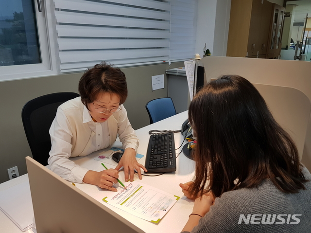 【서울=뉴시스】 강서보건소가 난임부부 지원사업을 안내하고 있다. 2019.03.07. (사진= 강서구 제공)