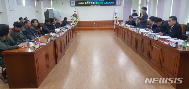 【옥천=뉴시스】충북 옥천군의회 군서면 찾아가는 소통간담회 모습.(사진=옥천군 제공)photo@newsis.com